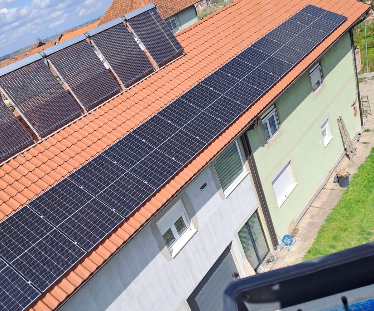 Solarni paneli na krovu komercijalnog objekta