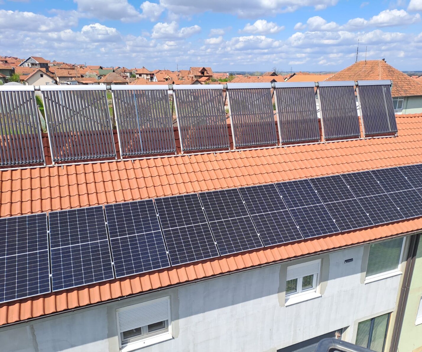 Instalirani Solarni paneli na krovu komercijalnog objekta